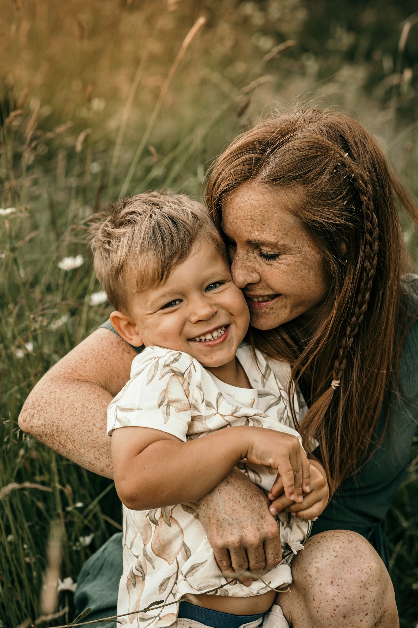 Avslappnat och naturligt porträtt av mamma och barn i naturen.