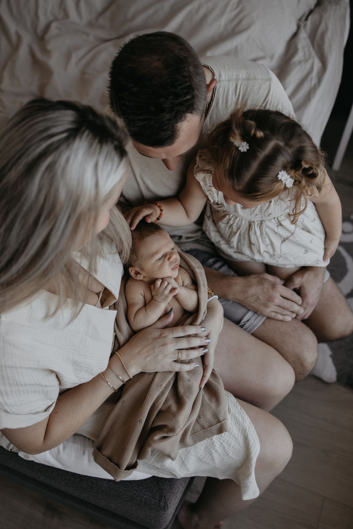 hele gezin tijdens newbornshoot in kleur