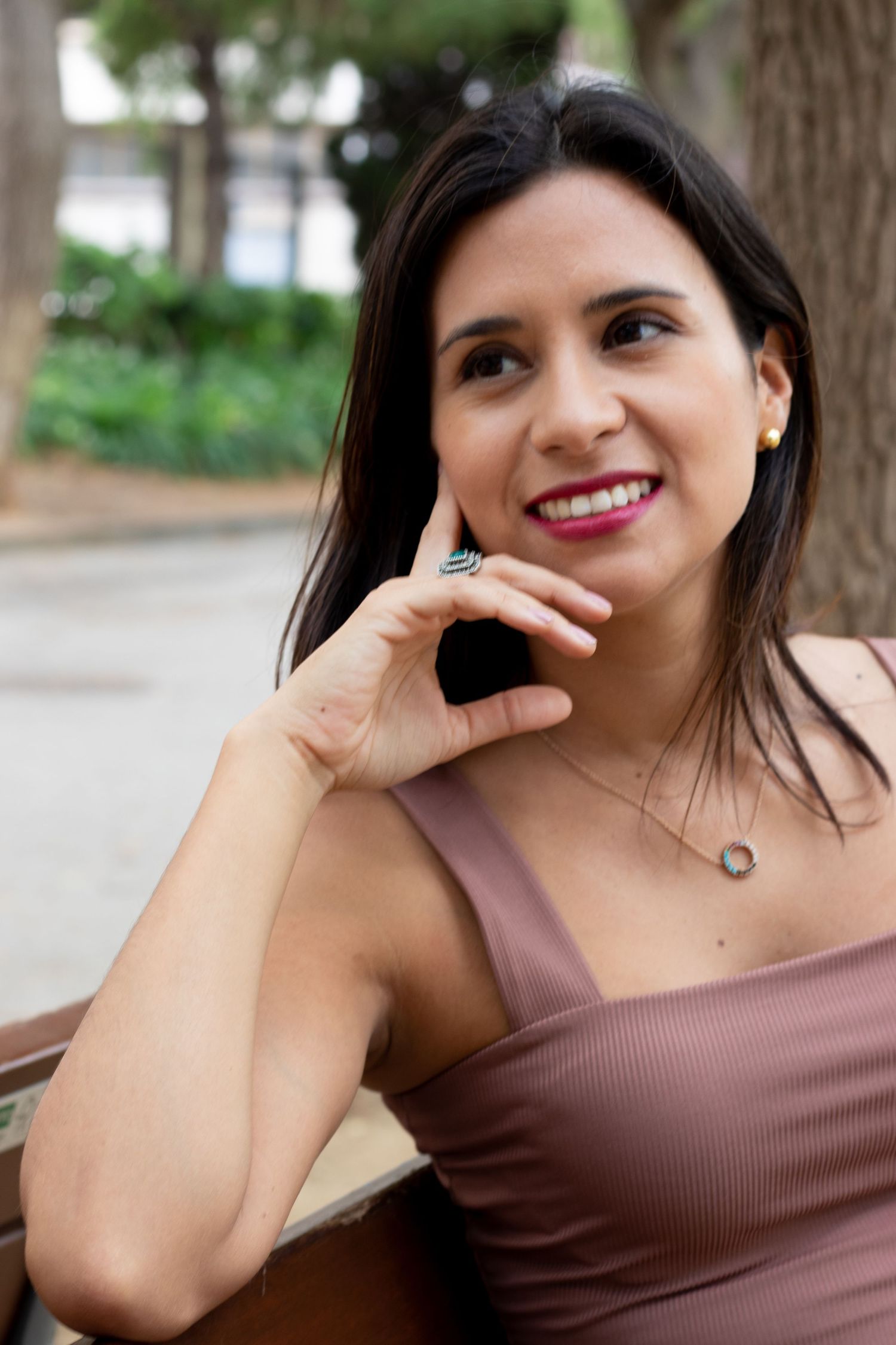 retrato de mujer mirando a la izquierda