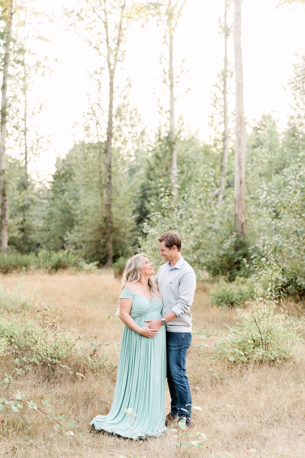 maternity session with mom and dad field maternity photoshoot bellingham wa