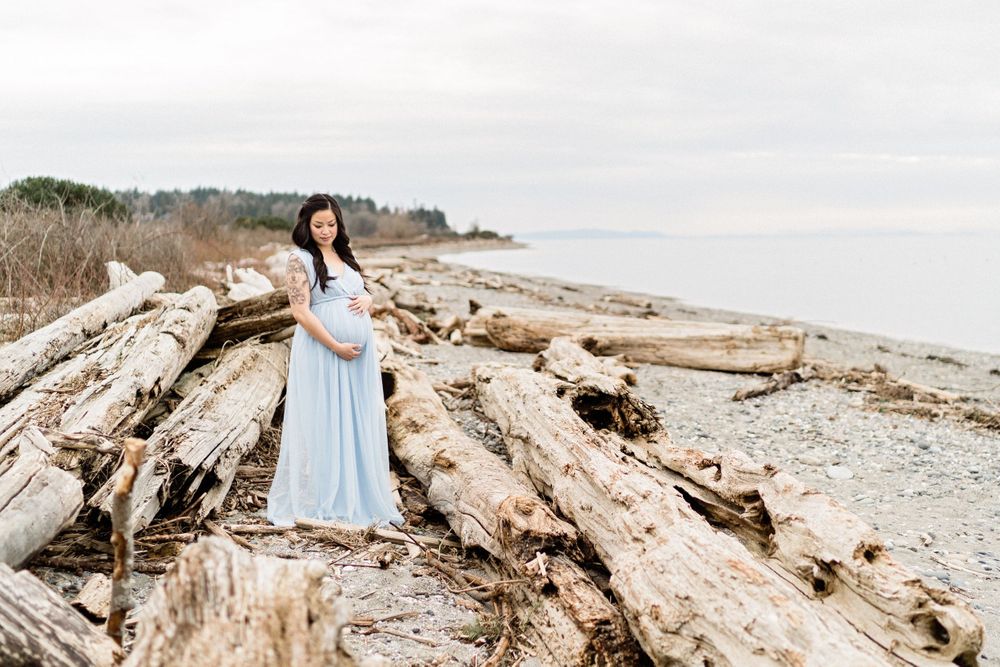 maternity photos on the beach with driftwood