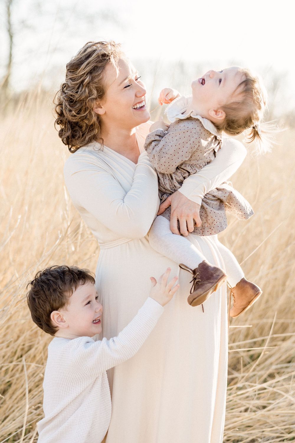 family maternity pregnant mama with kids