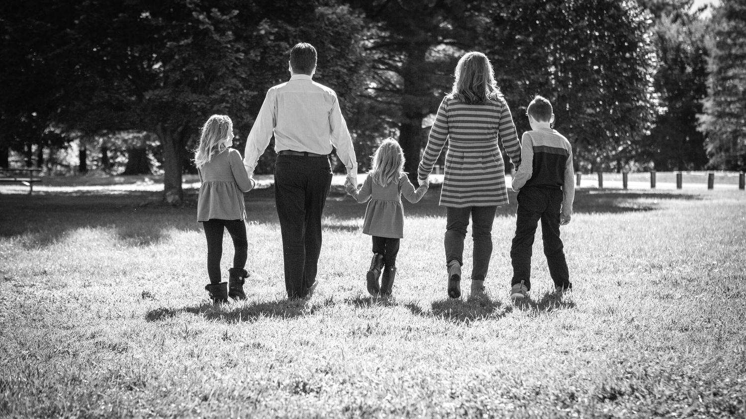 Zionsville photographer - Nathaniel Edmunds Photography - captures family pictures at Holliday Park