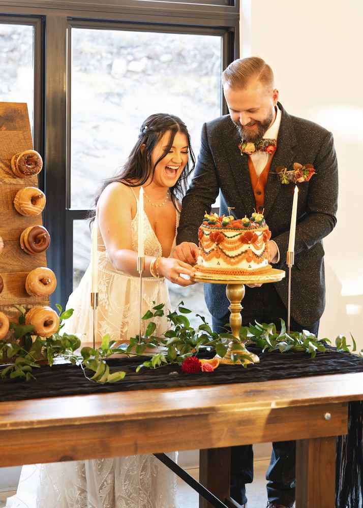 Colorado mountain wedding cake cutting