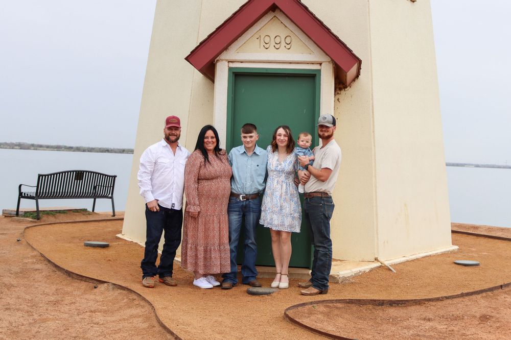 Oklahoma family photographer offering family photo sessions for couples, parents, kids, siblings, and extended families.