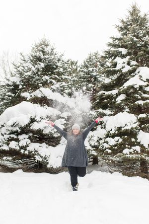 Stillwater Mahtomedi Twin Cities Minneapolis Minnesota Winter Snow Trees Senior Photography Session