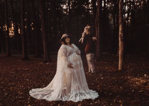 best-maternity-photographer-fort-wayne-indiana-beautiful-plus-size-pregnant-woman-with-family-in-trees
