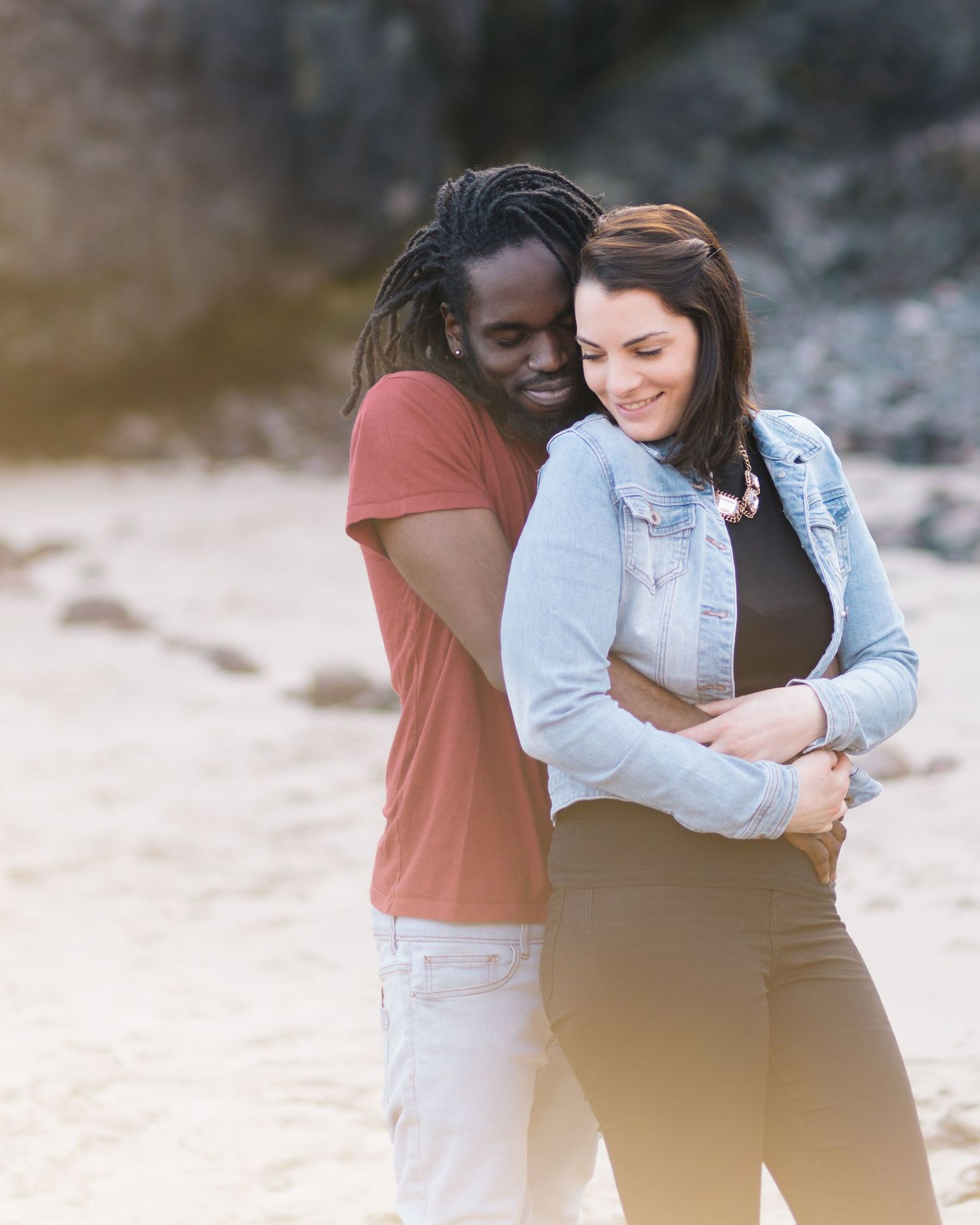 Hochzeitsfotografie - Engagmentshooting am Strand in Cornwall England. Verliebtes Paar am Strand.