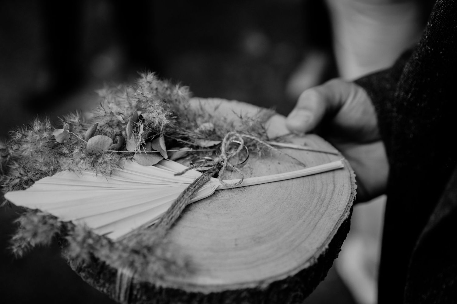 Eheringe auf einer Holzscheibe dekoriert präsentiert.