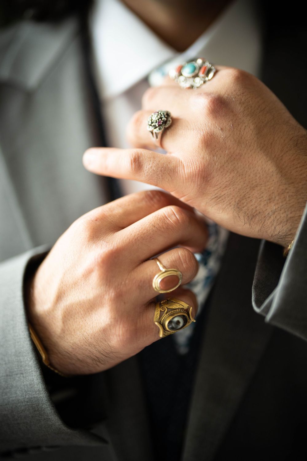 usher wearing rings tightens tie