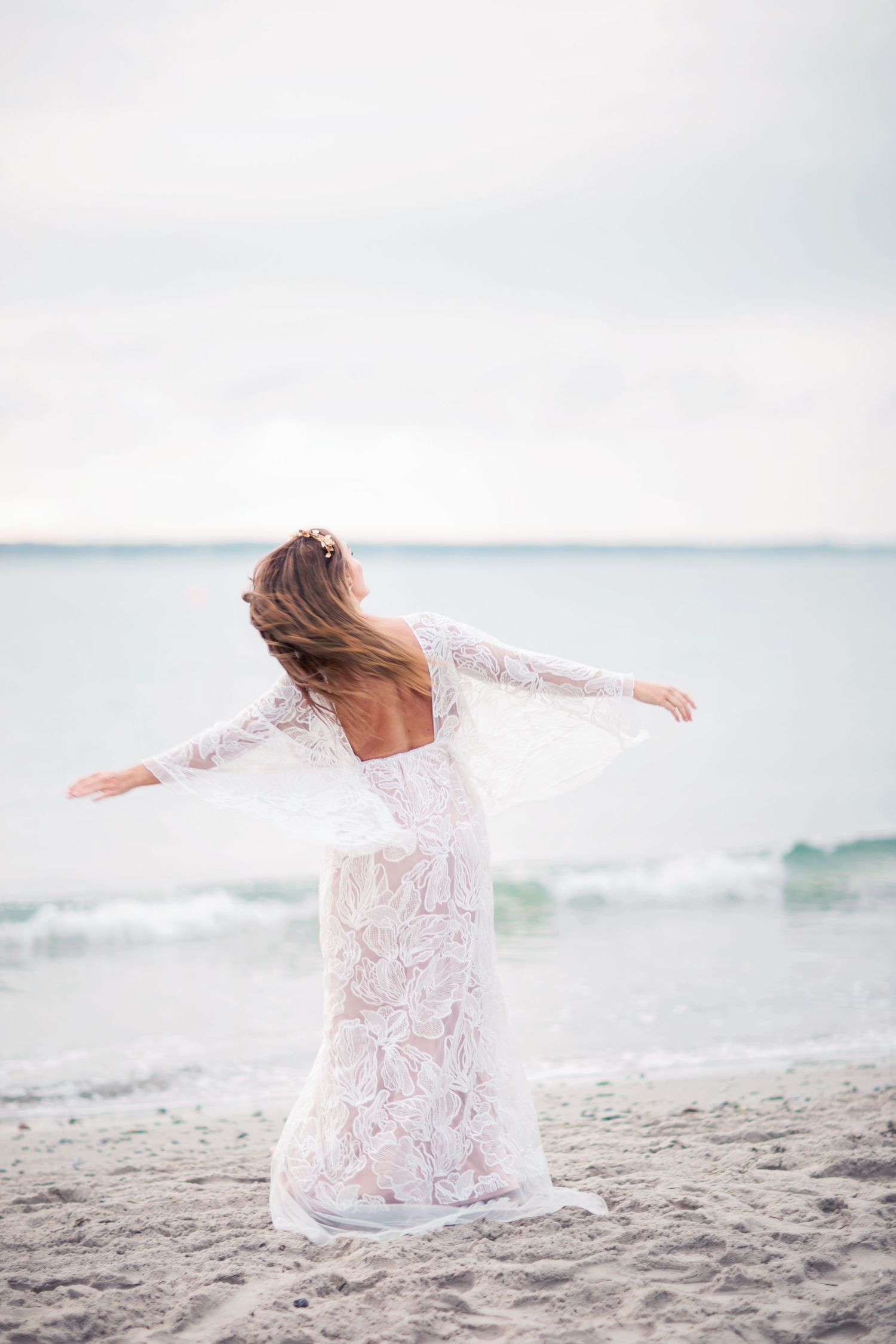Piruett på strand i helsingborg med blomsterkrans, sommar, porträttfotografering.