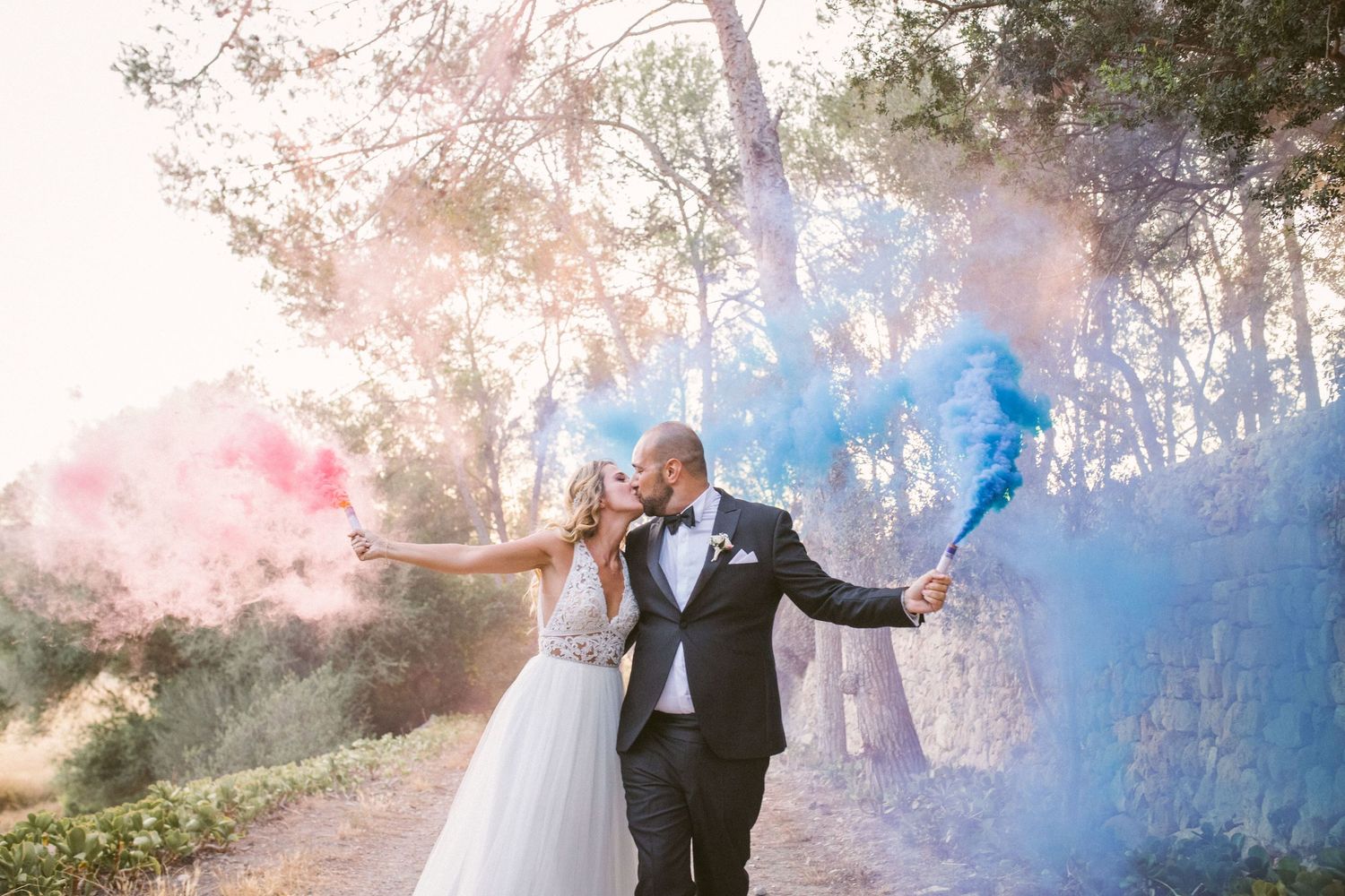 pareja de novios con humo de colores