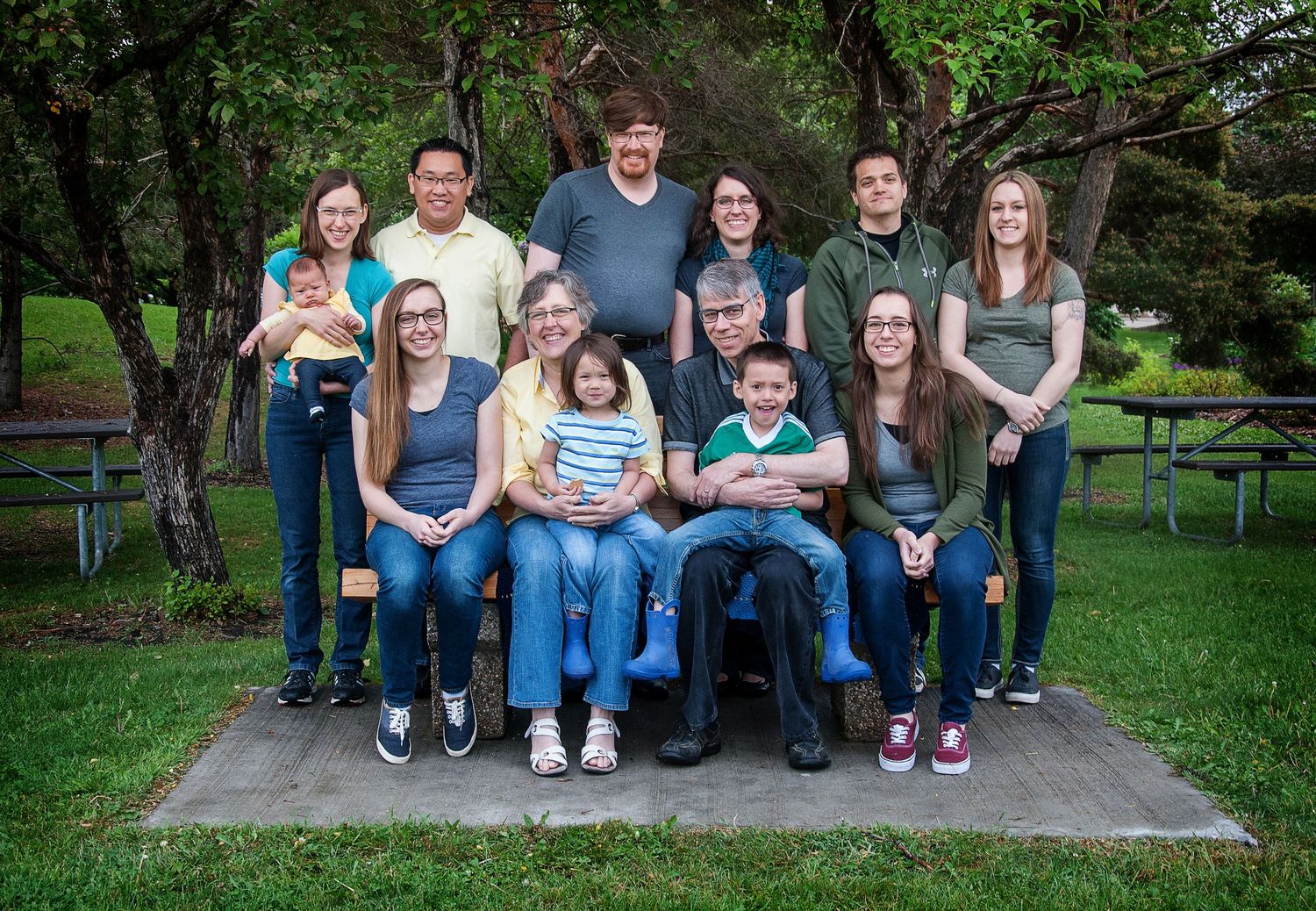 large multi-generational family photo with grandma, kids, and grandkids, spring family photo in edmonton at Muttart