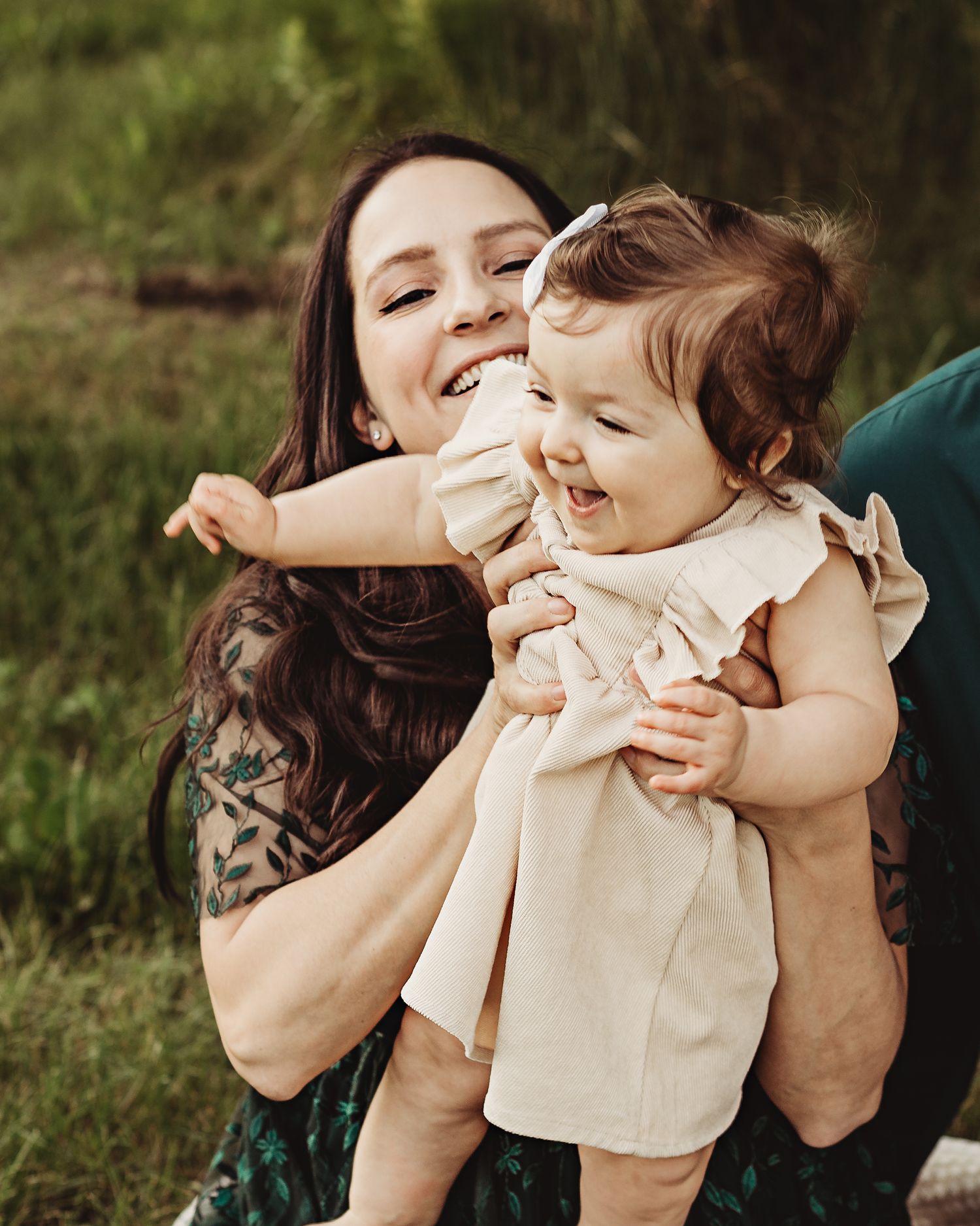 Professional family photo outdoorsProfessional family photo outdoors