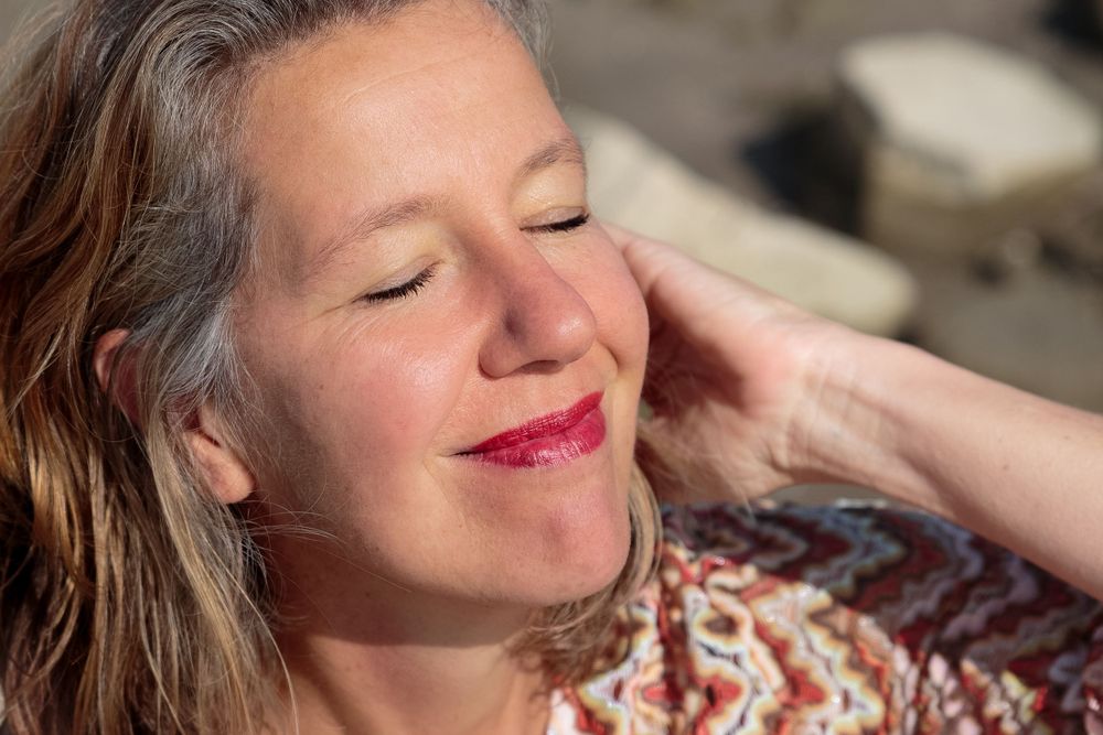 Ontspannen personal branding portret van vrouwelijke ondernemer – zakelijke fotografie Arnhem