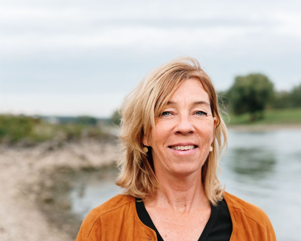 Natuurlijk zakelijk portret van vrouwelijke ondernemer aan het water – personal branding fotografie Velp Gelderland