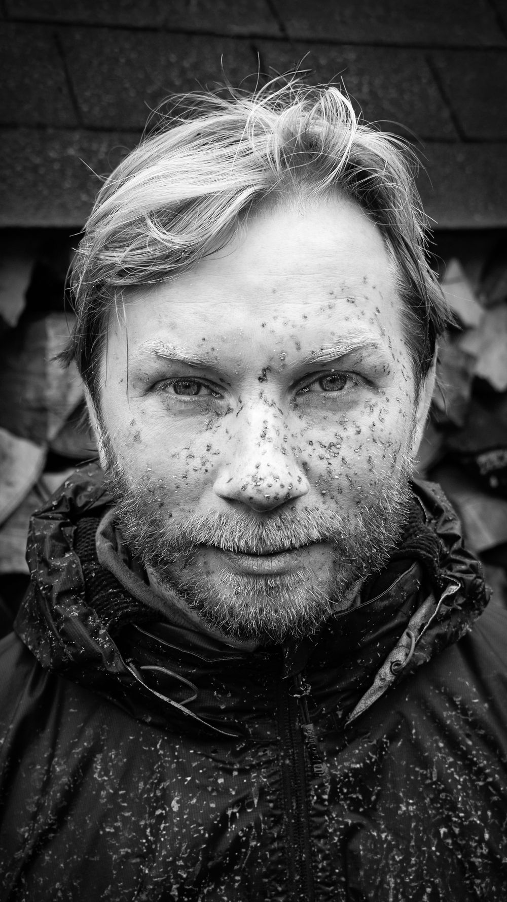 Zwart-wit portret van blonde mountainbiker met modderspetters na een MTB-rit – Arnhem