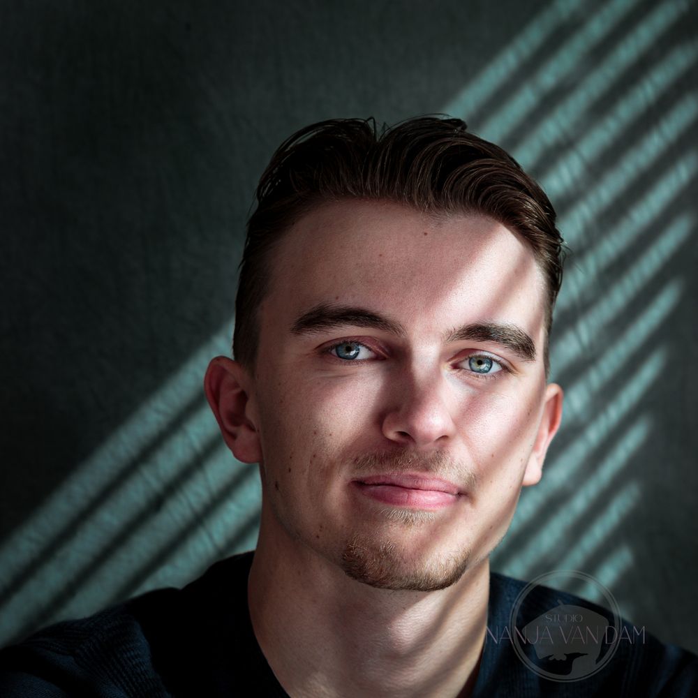 Stoer personal branding portret van jonge man met sfeervol licht – zakelijke fotografie Arnhem