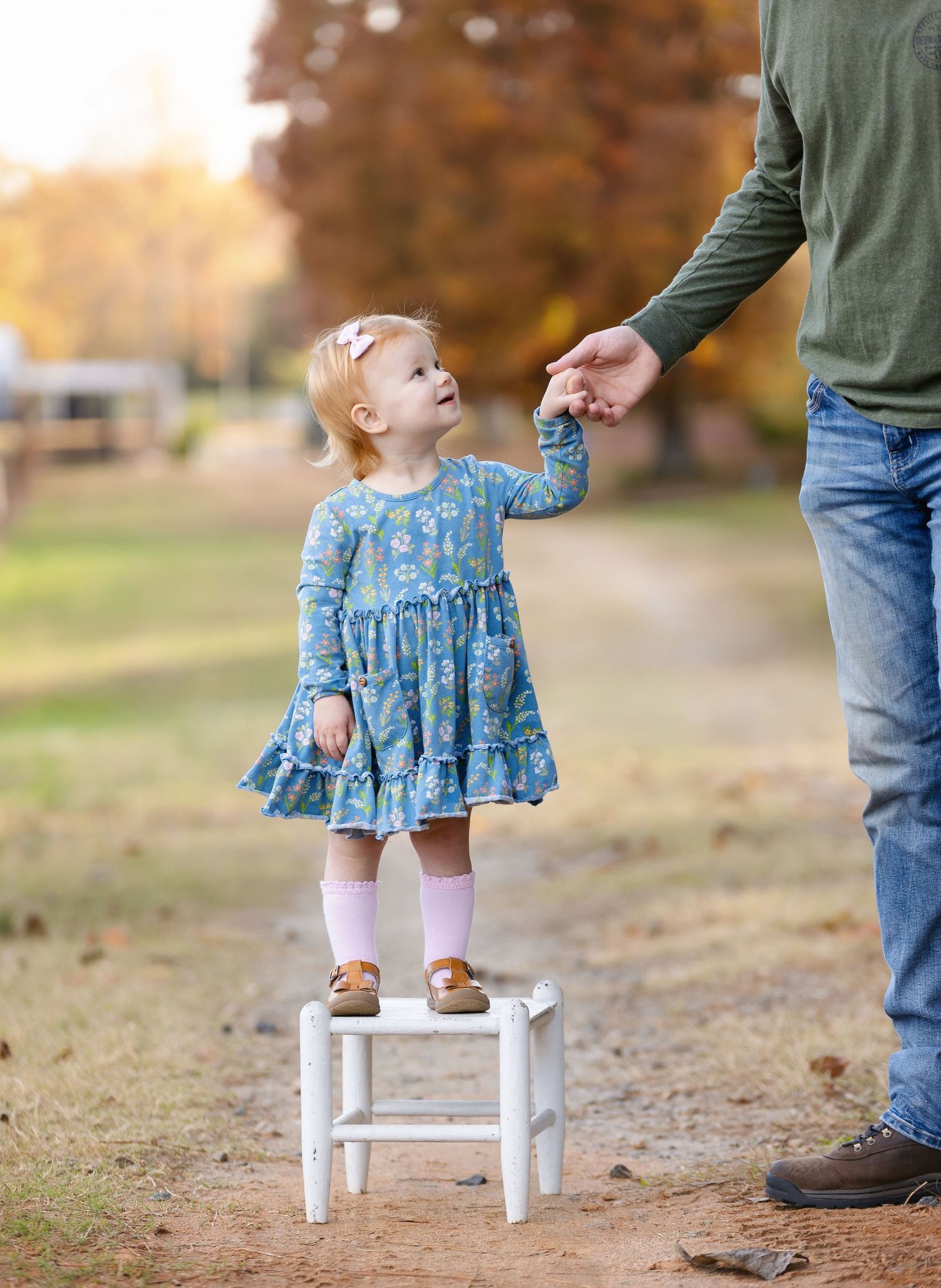 little girl holding dads hand. Greenville newborn photographer, Easley newborn photographer, Upstate newborn photographer, Greenville newbor