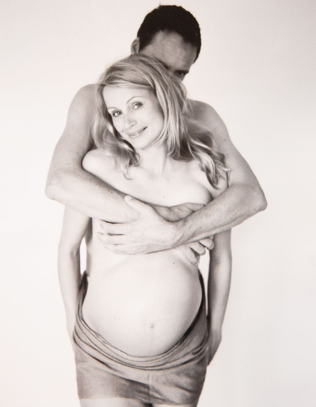 Paarfoto mit Babybauch – emotionale, natürliche Schwangerschaftsfotografie von Andrea Fotografie, Frankfurt | klickundgluecksfotos.de