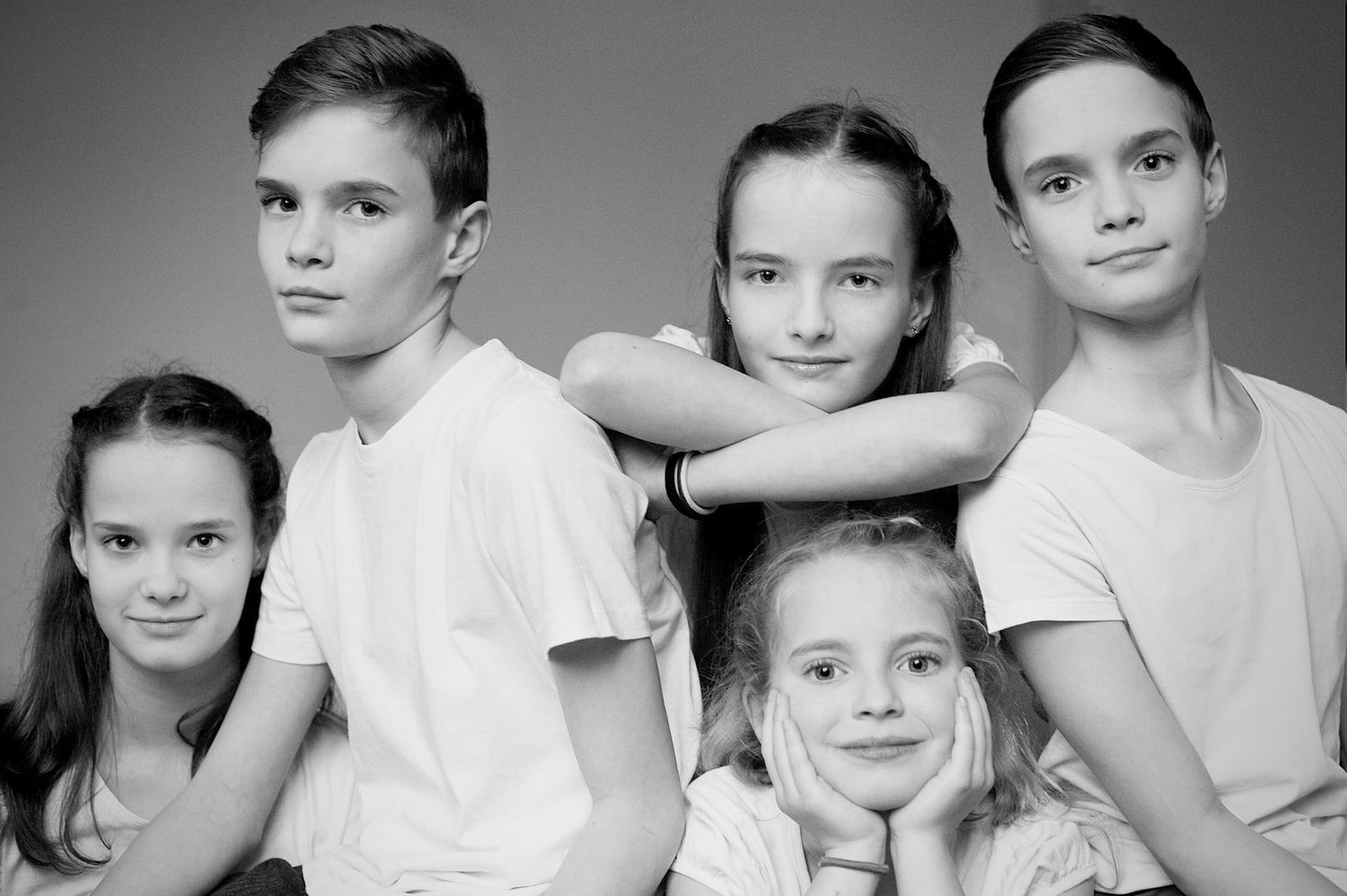 Familienfoto mit Geschwistern – natürliche, ungestellte Familienfotografie voller Liebe | klickundgluecksfotos.de