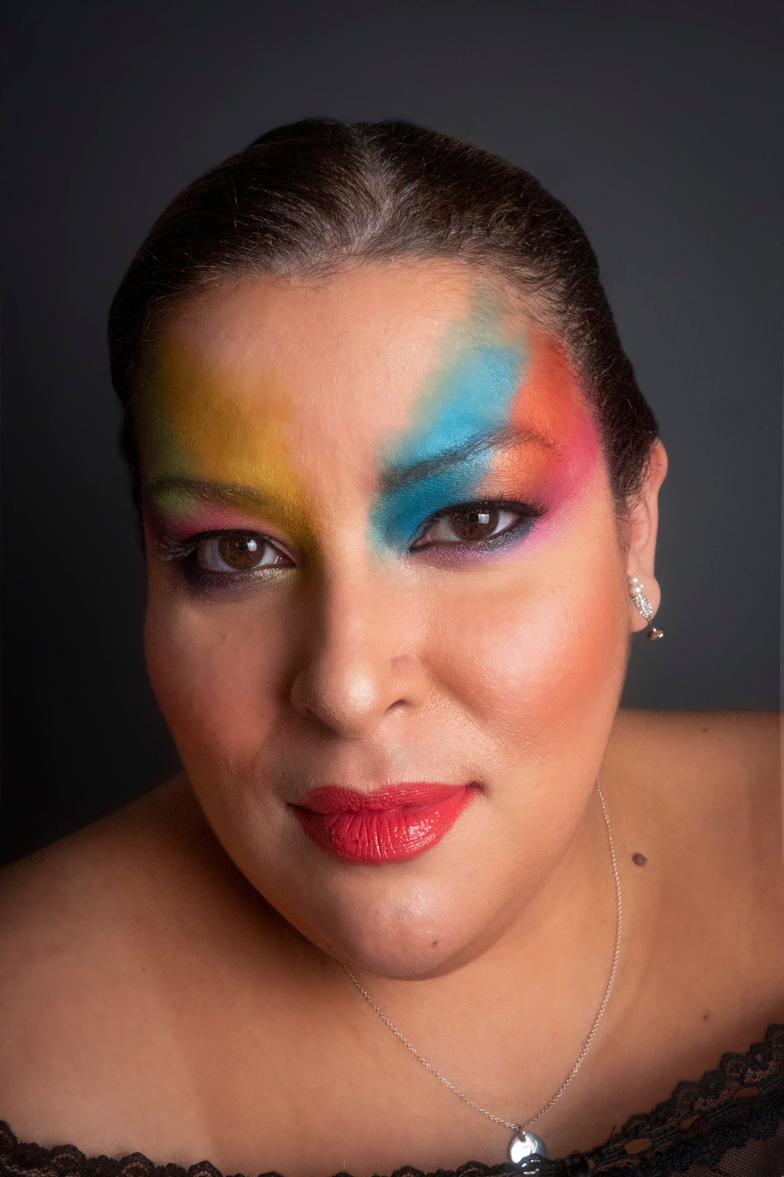 Retrato de Chica con Maquillaje Multicolor
