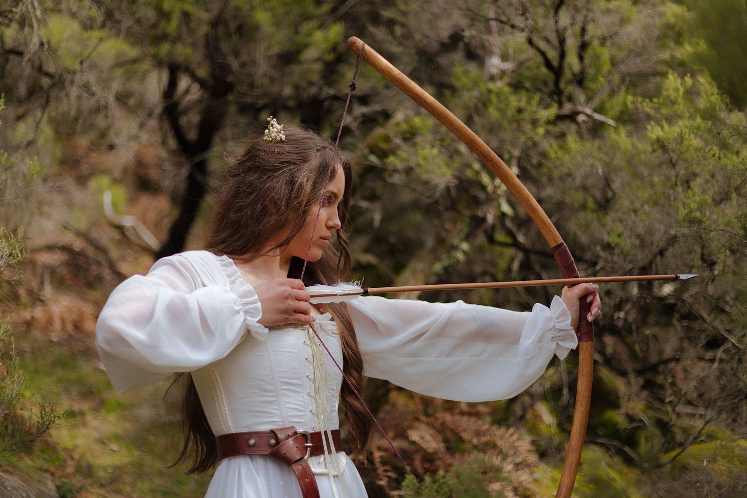 mulher princesa guerreira nas montanhas floresta vestido branco corset cinto arco e flecha caçar fantasia princesscore