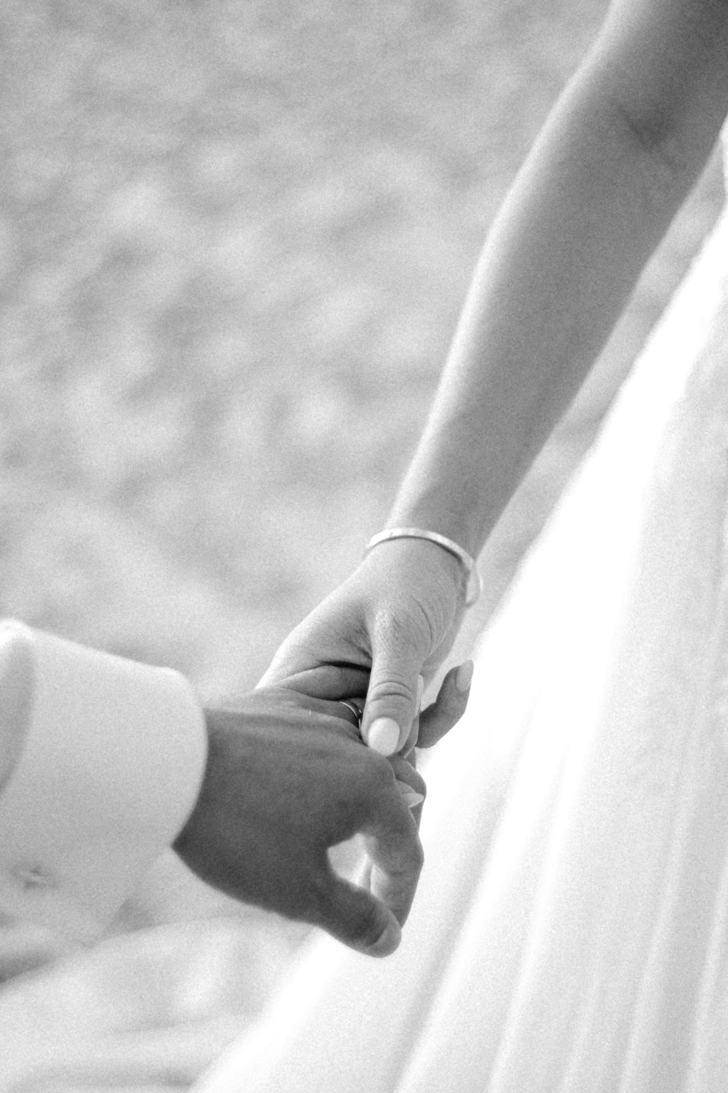 Hochzeitsfotograf Tübingen - Ein schönes Paar Hochzeitspaar hält Händchen, Details