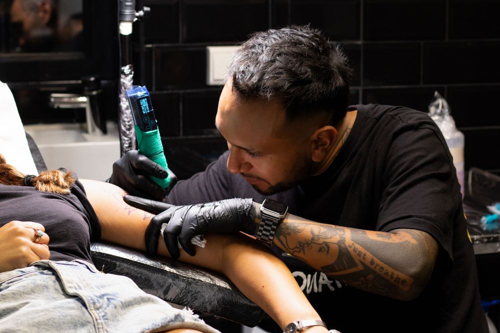 fotografia de realizacion de un tatuaje en barcelona