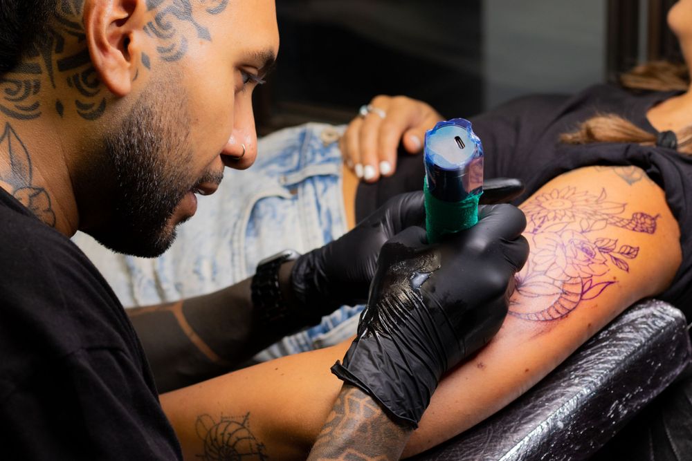 fotografia de realizacion de un tatuaje en barcelona