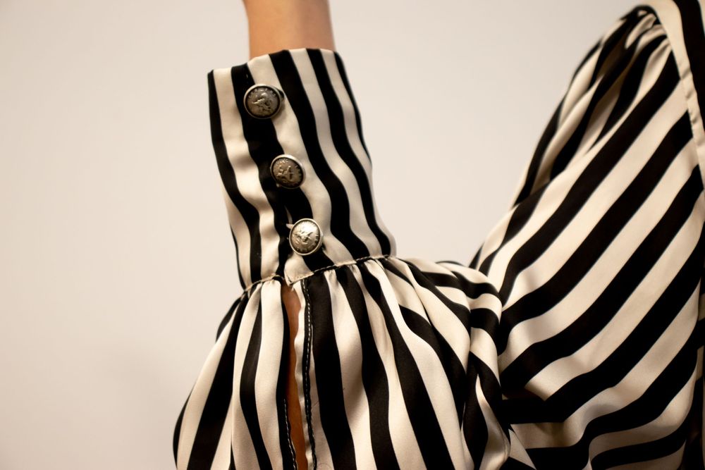 vestido de color negro y blanco con detalles en dorado