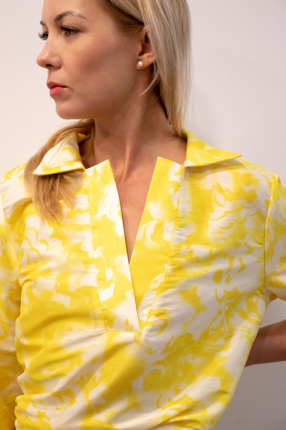 mujer con blusa de color amarillo