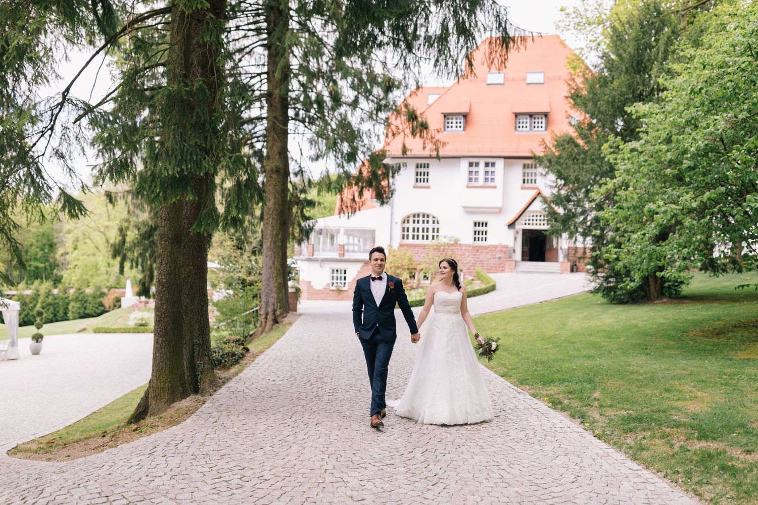 Hochzeitsfotografie - Brautpaar beim Spaziergang am hohen Darsberg Neckarsteinach.