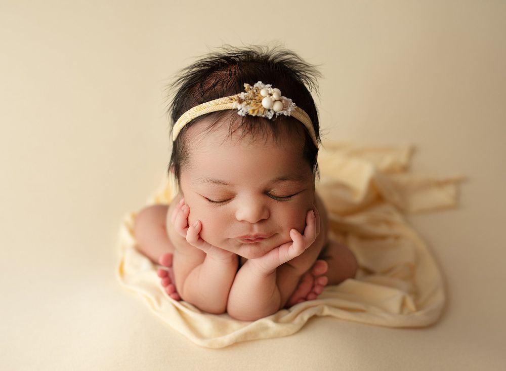 Newborn Photography East Alton IL froggy pose