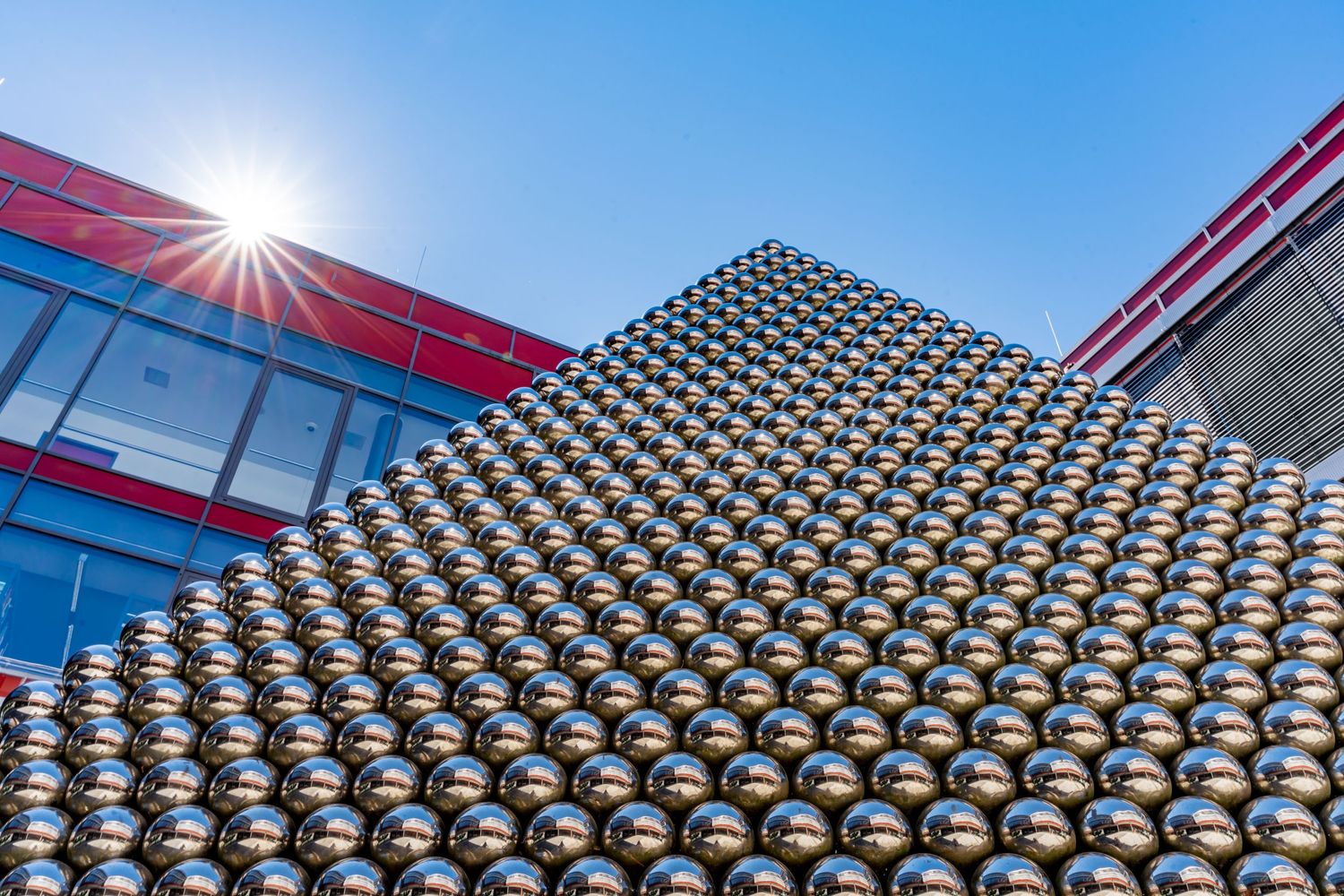 Pyramide aus polierten Metallkugeln