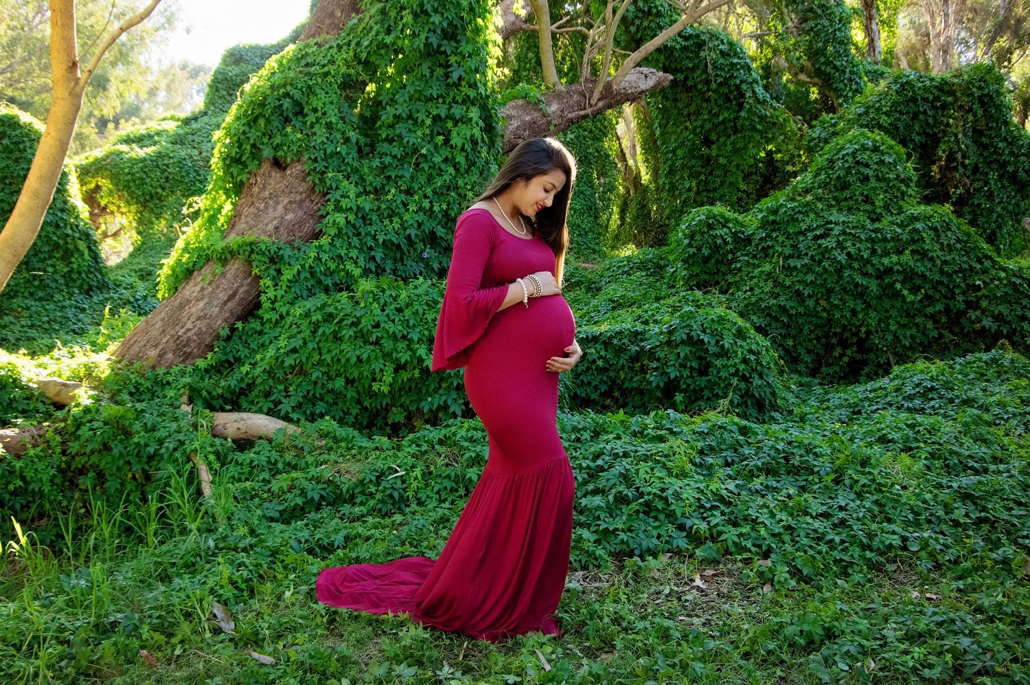 woman embracing pregnant belly at secret garden gwelup