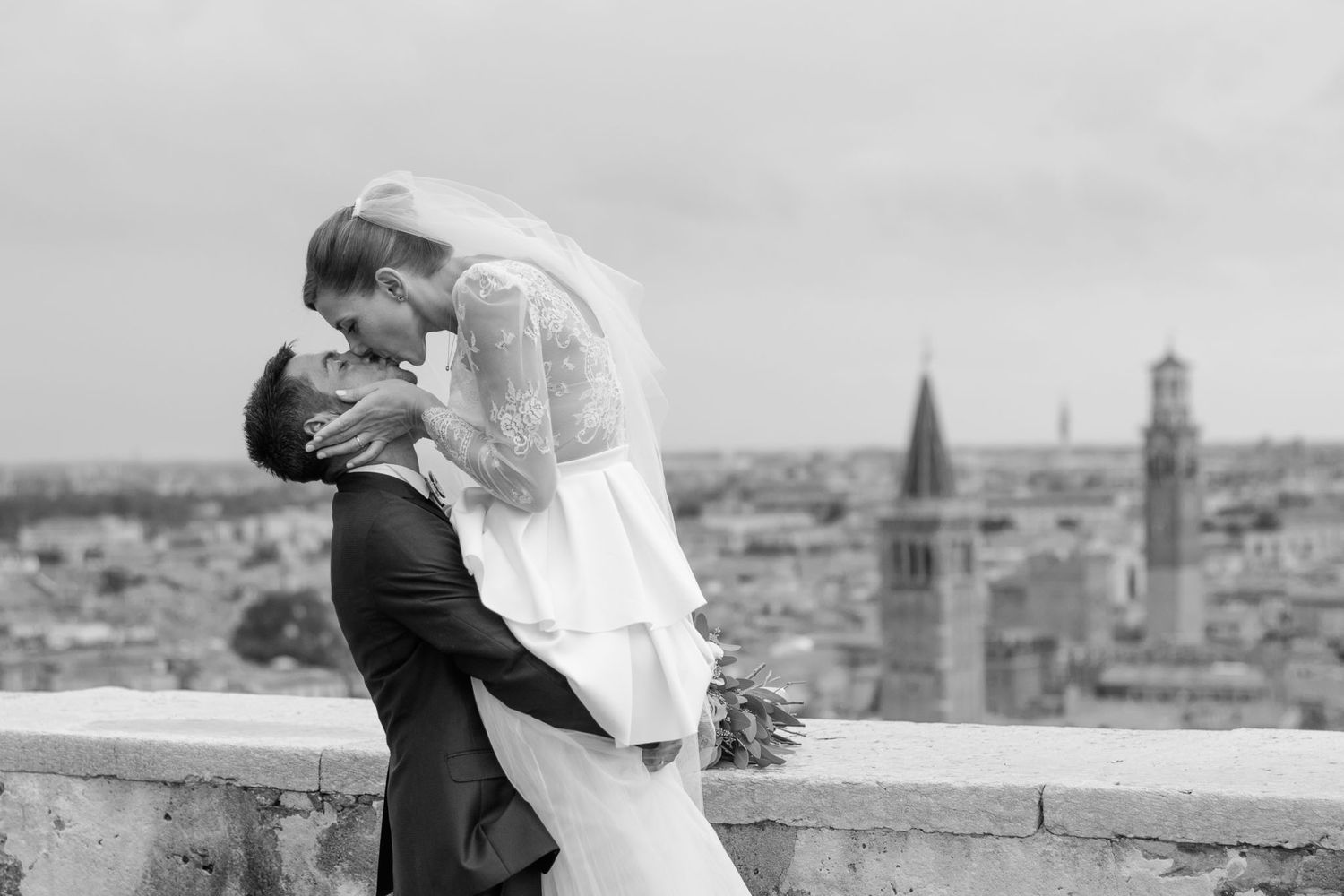 Sposi abbracciati a Verona centro durante il servizio fotografico di matrimonio