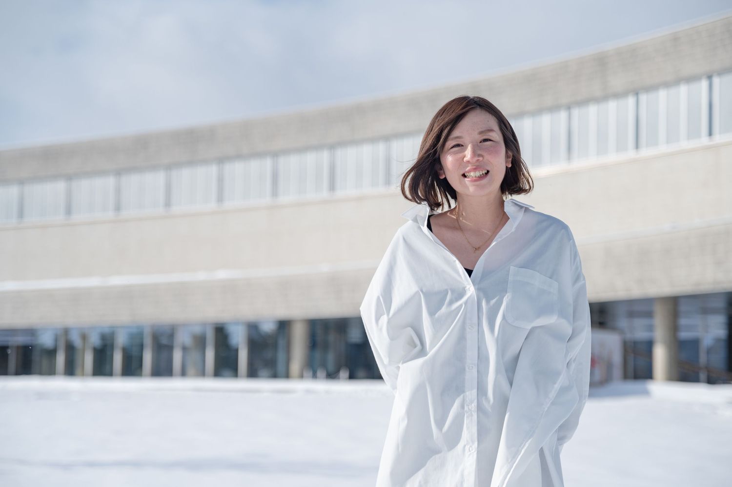 Smiling woman in oversized white outfit standing in snowy outdoor plaza on bright day.
ウェディングプランナー
ハワイウェディング
ハワイ挙式