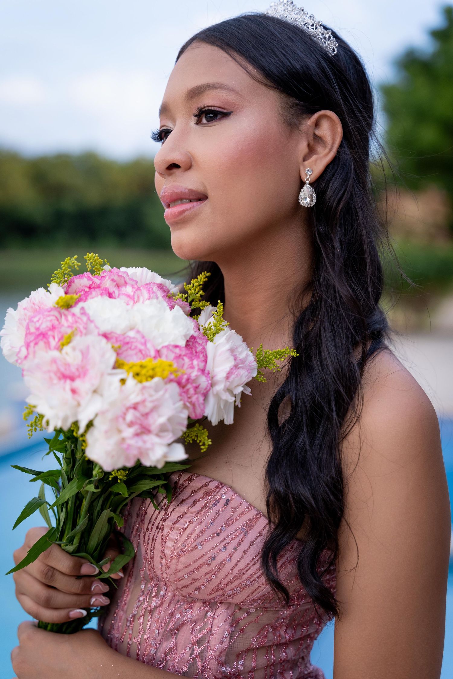 Resalta tu belleza con los peinados más populares para quinceañeras en el 2024.