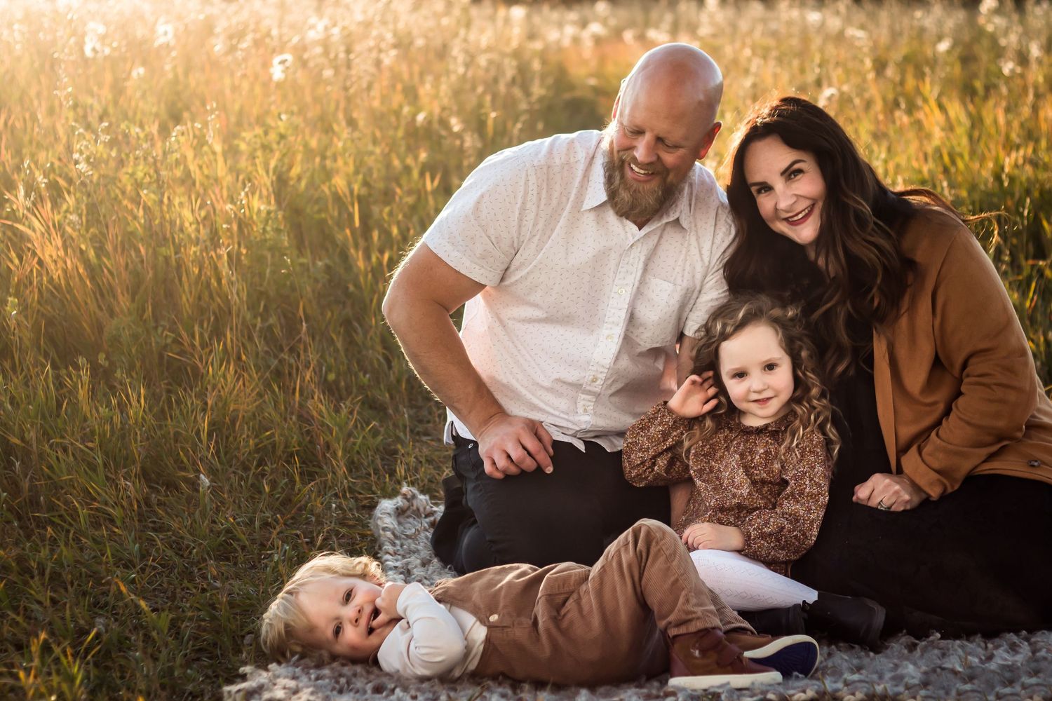 Beautiful fall lifestyle family photos at golden hour in Fish Creek Park, Calgary Alberta.
