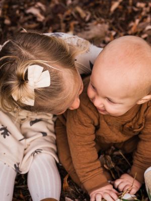 family photography kids whisper in leaves