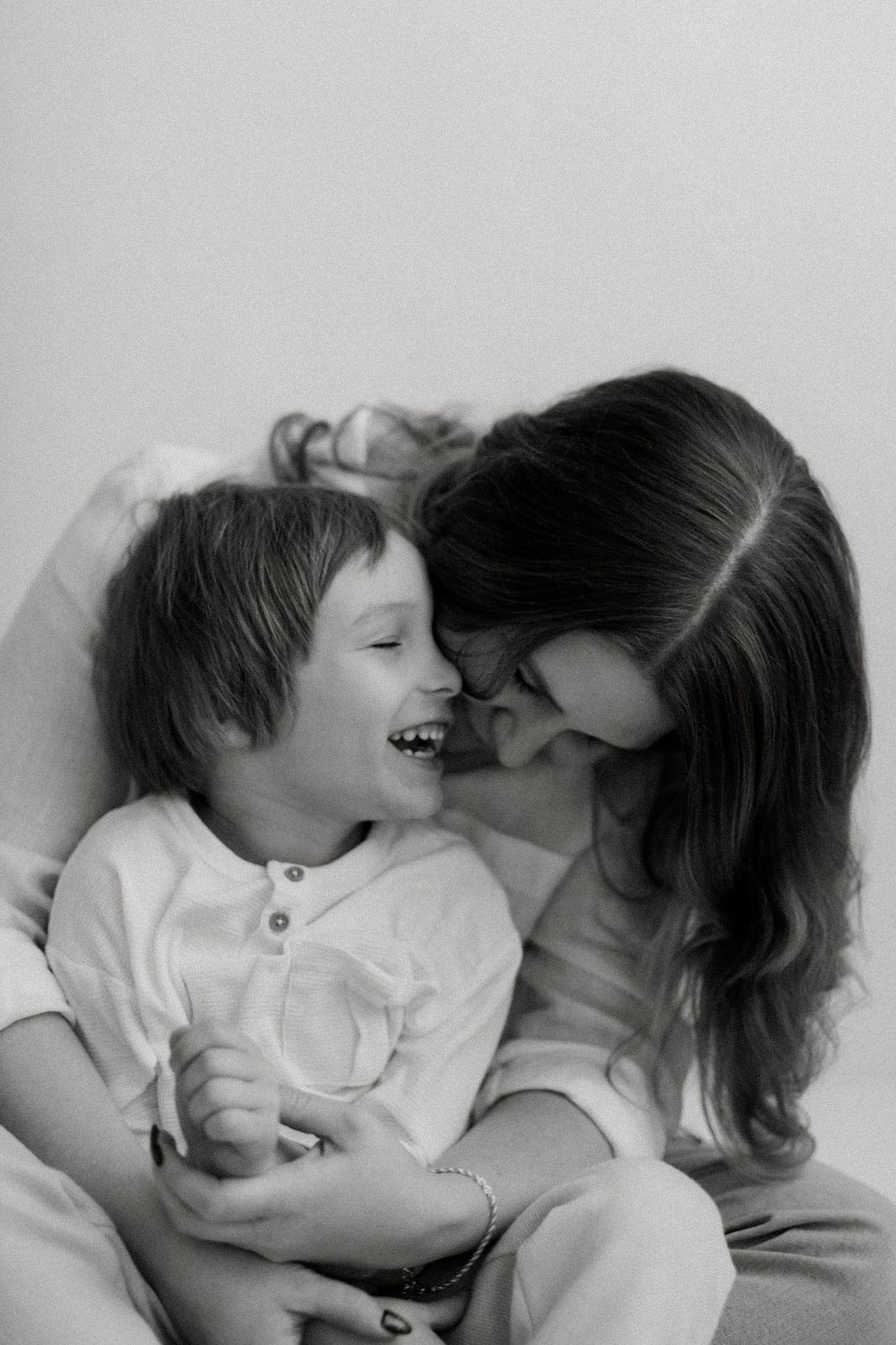 Äitilapsi kuvaus Tampere, motherhoodkuvaus ja perhekuvaus Anskuadeliina Photography. Äiti ja lapsi mustavalkokuvassa kuvattuna studiolla.