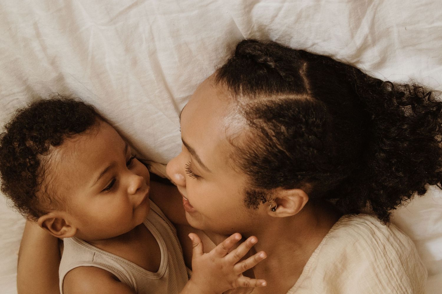 baby and mum cuddling