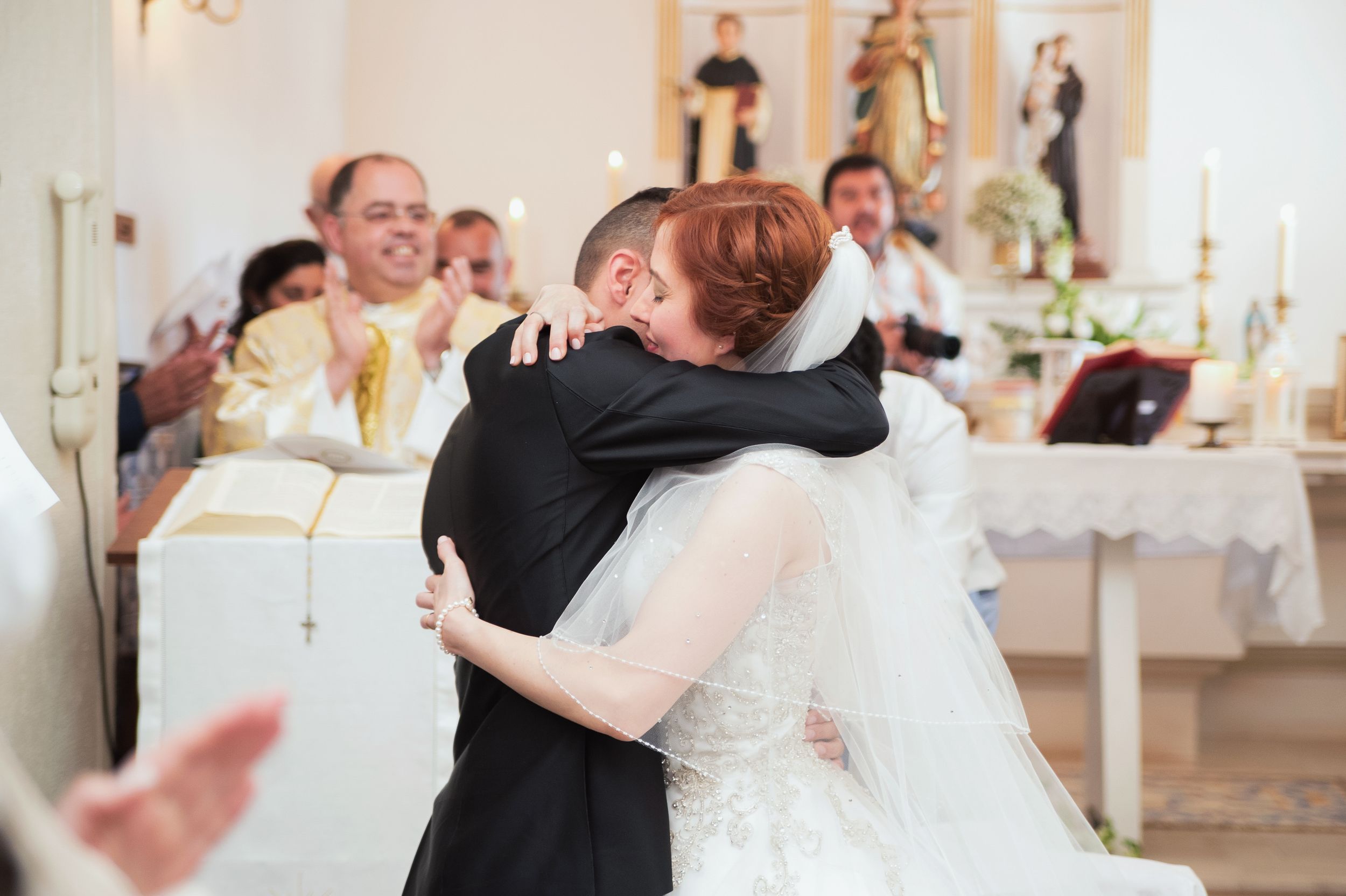 casamento abraço noivos
