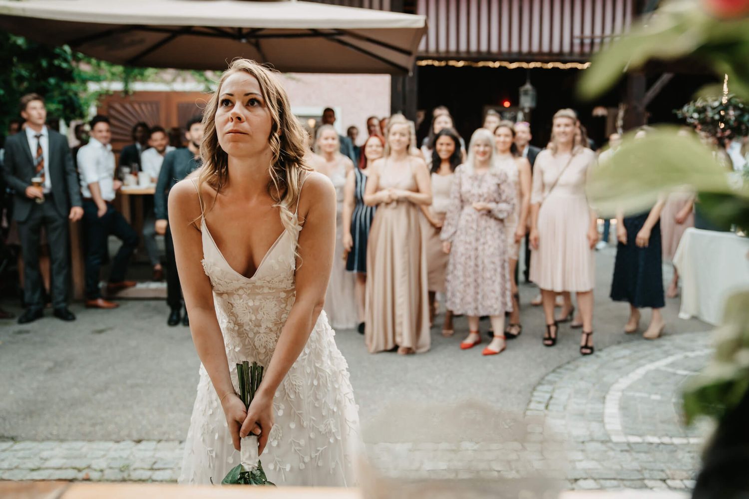tipps zum brautstrauss werfen und blumenschmuck hochzeit