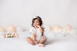 bambina-sorriso-palloncini-vestito-bianco