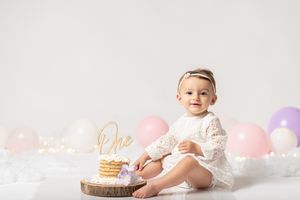 one-torta-compleanno-bebè-vestito-bianco