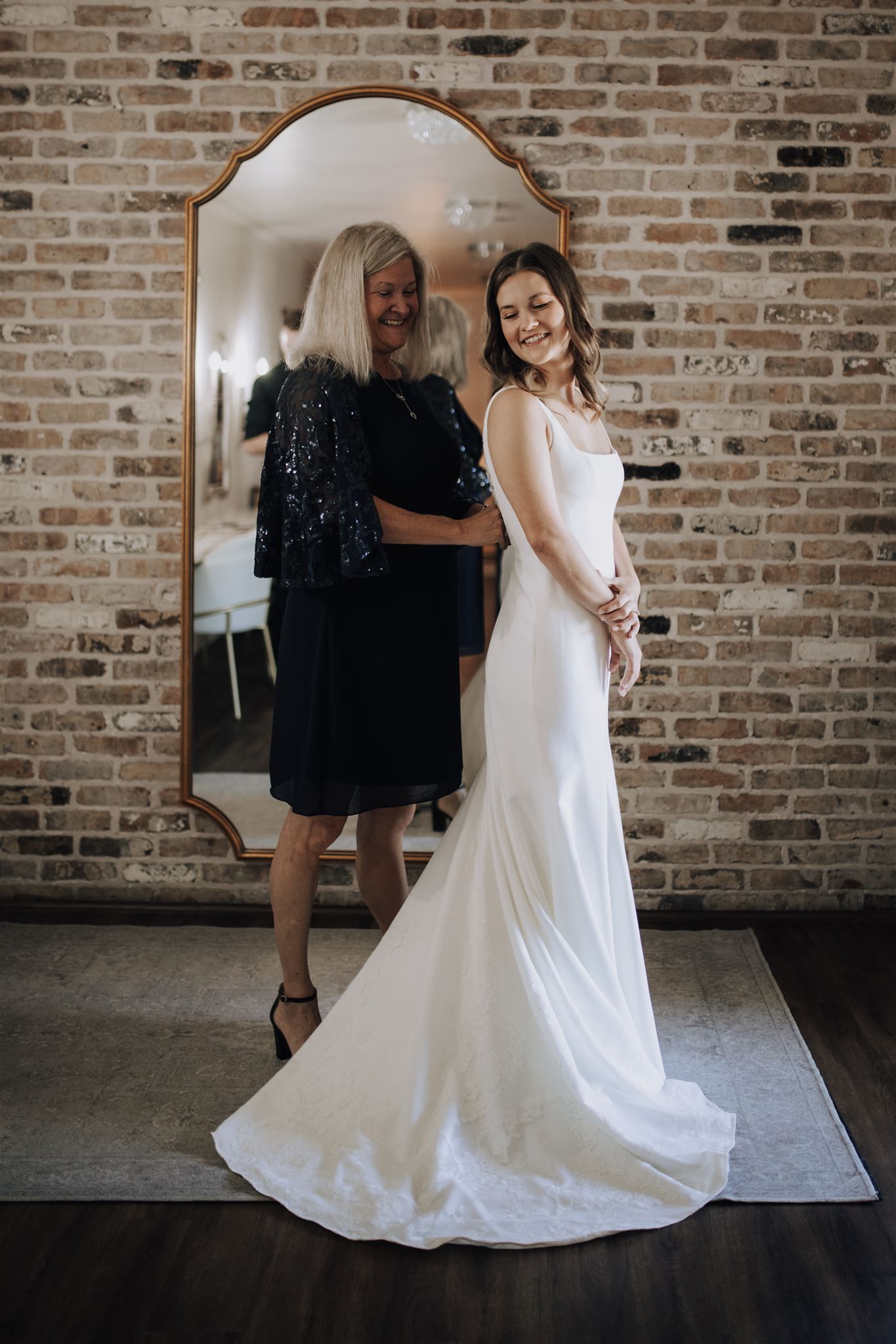 bride and bridesmaids getting ready in suite of Carriage House wedding venue in Conroe, Tx