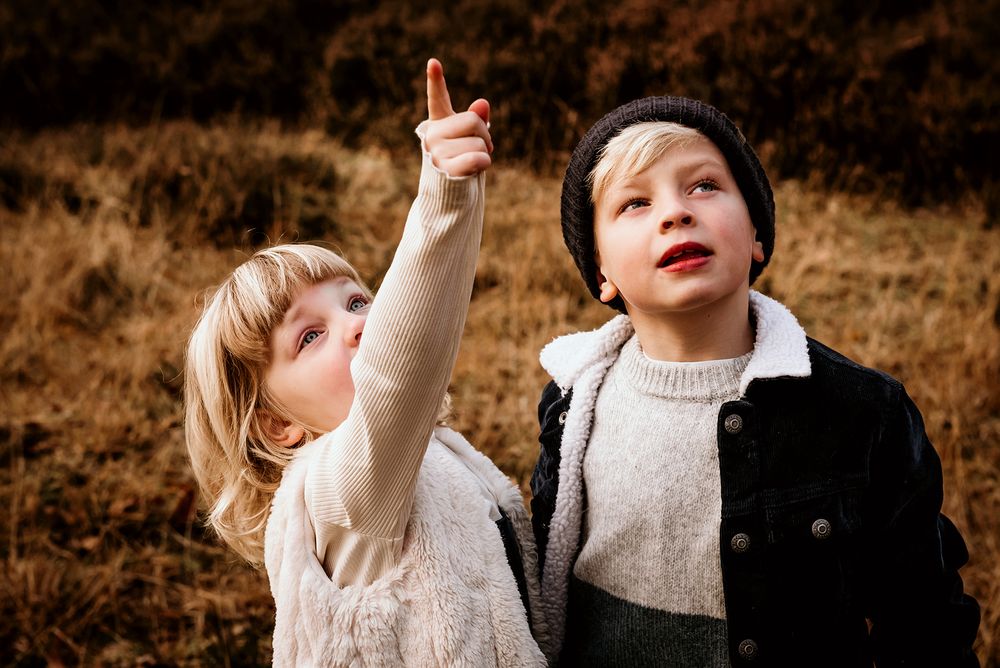 Broer en zus_ fotografie_kinderen in de foto_ kinderfoto's_ kinderen tijdens familieshoot_fotoshoot kinderen