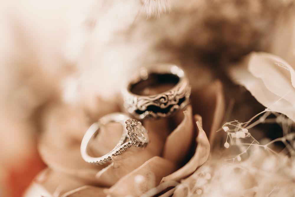 detail shots of wedding rings